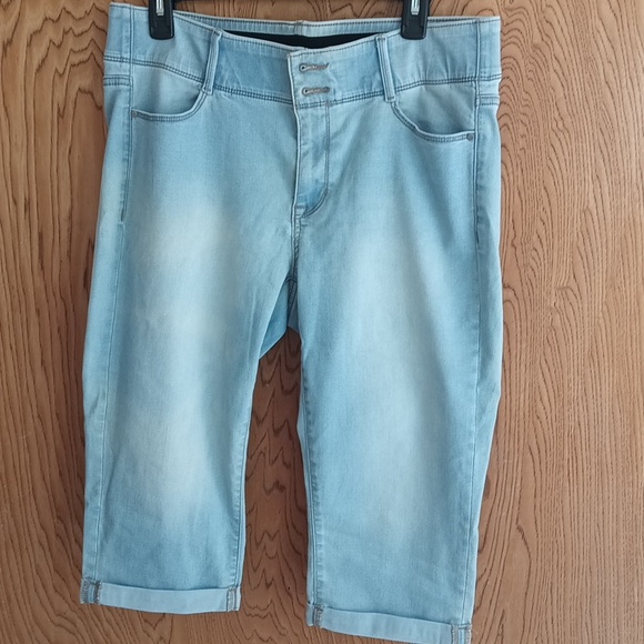 Apt. 9 Denim - APT. 9 Women's blue/ white Capri jeans.